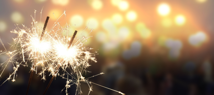 Étoile scintillante d’un feu de Bengale avec lumière dorée en arrière-plan, ambiance festive et chaleureuse - Fayet Hospitality