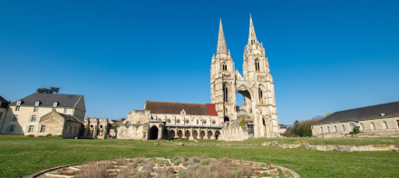 Cathédrale gothique avec deux hautes flèches et façade imposante sous un ciel bleu dégagé, architecture historique – Fayet Hospitality