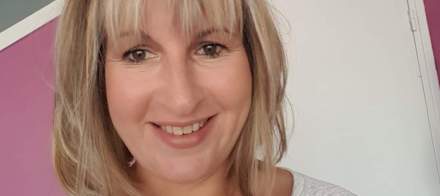 Cheveux blonds coiffés au carré avec mèches lissées, fond intérieur coloré avec mur rose et porte blanche – Fayet Hospitality