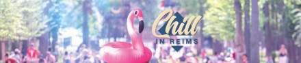 Bouée rose en forme de flamant devant le logo Chill in Reims, parc arboré avec foule en arrière-plan, Fayet Hospitality.