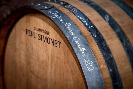 Gros plan sur un tonneau en bois marqué Champagne Pehu Simonet avec cerclages métalliques gravés – Fayet Hospitality